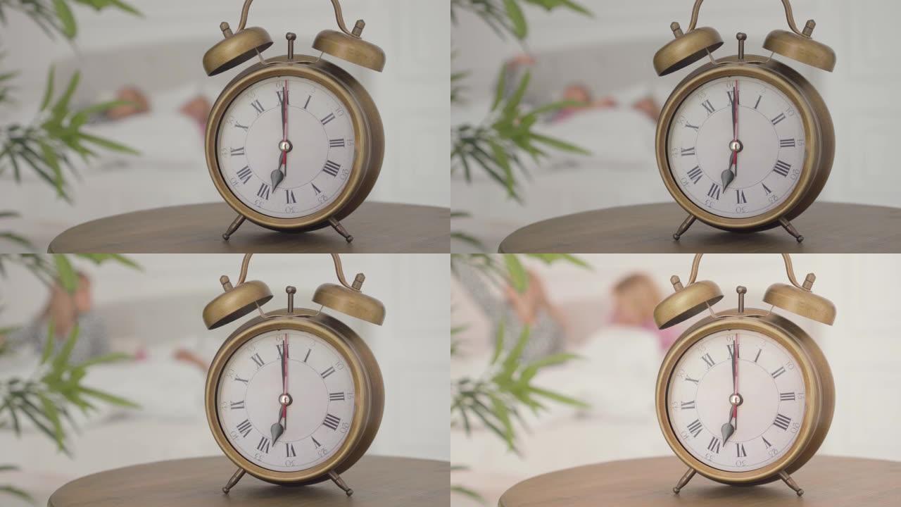 一个老式闹钟的特写镜头显示上午7点，两个白人在它后面醒来