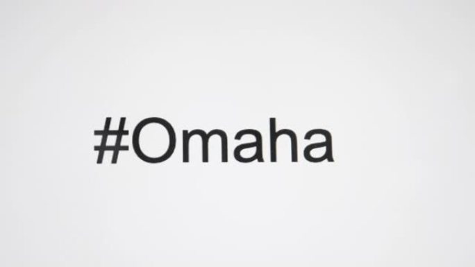 一个人在他们的电脑屏幕上输入 “# Omaha”