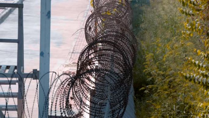 带铁丝网的金属围栏用于防止逃逸，渗透到该区域