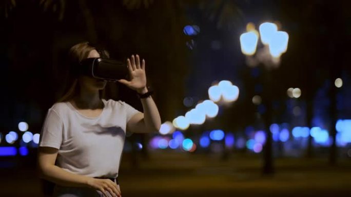大都市中戴着虚拟现实眼镜的年轻女孩
