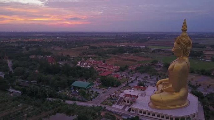 泰国Aungthong Muang寺最大的金色佛像