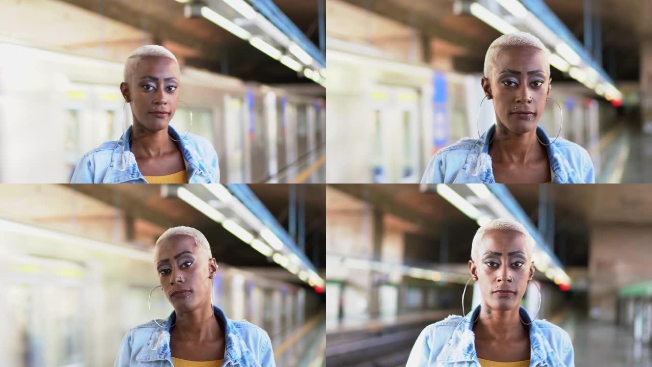 站在地铁站台上的女人的肖像