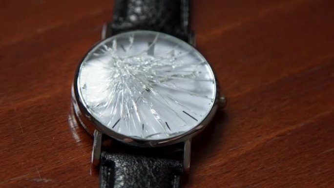 破碎的钟面手表破碎摔碎的手表
