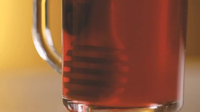 蔓越莓茶和蜂蜜搅拌液体玻璃杯草莓饮料