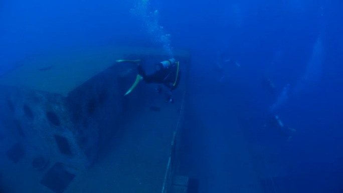 巨型沉船，潜水员，水肺潜水