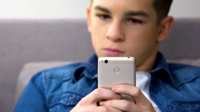 压力大的青少年在智能手机上玩快速视频游戏，学校愤怒管理
