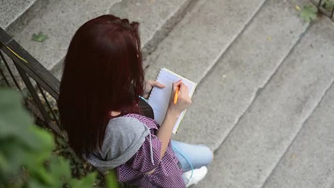 在校园里学习的女学生。