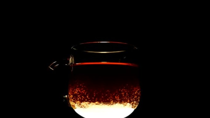 在装有茶的玻璃杯中，放一勺红蔗糖，充分搅拌