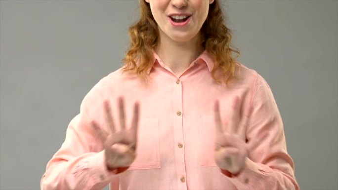 聋哑妇女用手语说光明节快乐，用asl显示单词，课程
