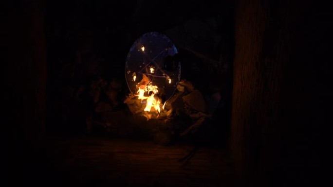 燃烧的镜子上有五角星在黑暗令人毛骨悚然的地方，神秘的仪式，魔法