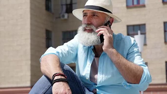 大胡子的老人在城里打电话