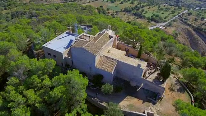 西班牙马略卡岛阿尔奎里亚布兰卡附近的桑图里奥德拉康索拉西翁修道院和采石场的阿丽亚景观