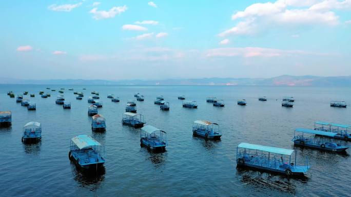 风平浪静停靠海上帆船渔船