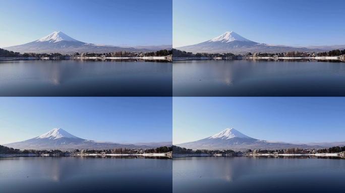 富士山在川口湖上空升起