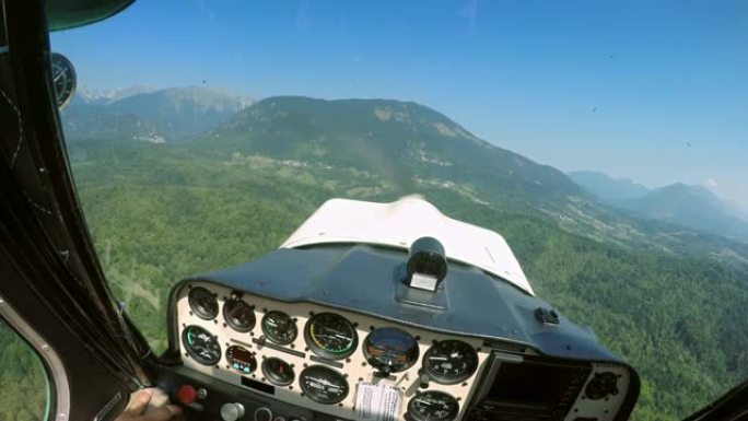 POV飞行员驾驶他的轻型飞机在阳光下在森林上空飞行