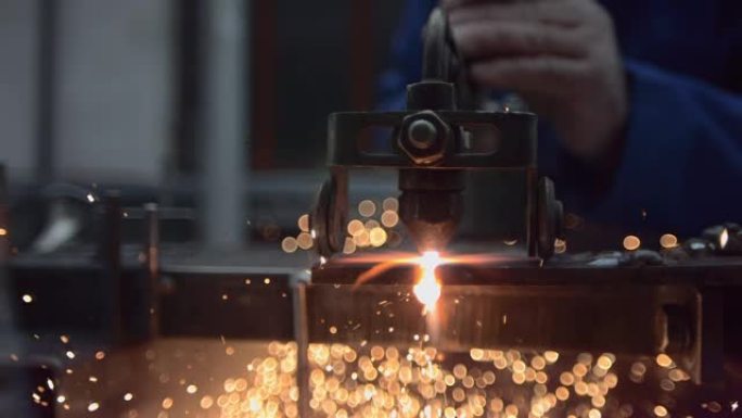 超级慢动作: 用等离子切割机切割金属物体
