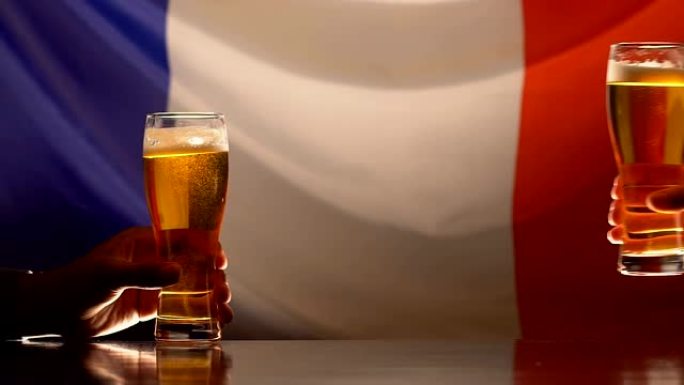 男性朋友拿啤酒杯，法国国旗背景，运动队支持