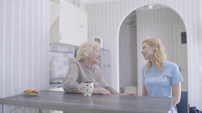 女性志愿者探访孤独的老妇人，家庭护理服务，交流