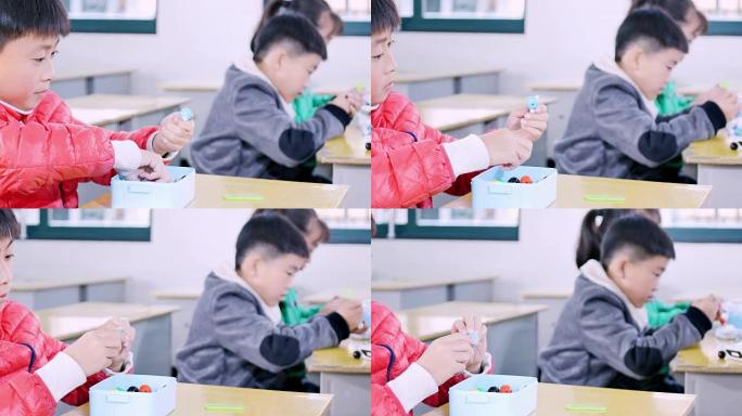 小学生在教室里玩魔术球。