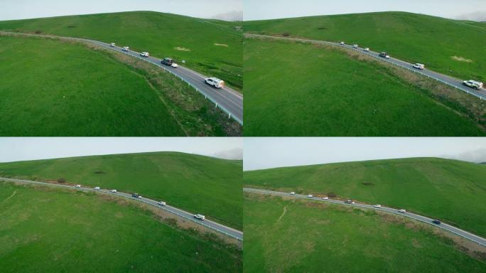 中国新疆乡间小路上汽车行驶的鸟瞰图。