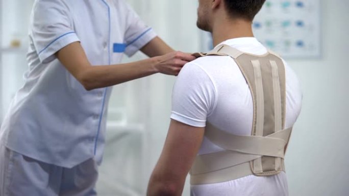骨科医生应用姿势控制肩撑男性患者，医疗保健