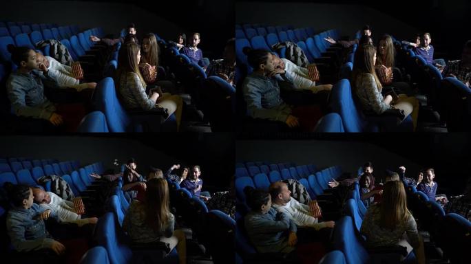 在电影院睡觉观影室内打闹观看年轻人