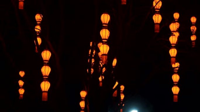 中国陕西西安古城墙南门的灯笼和照明表演，以庆祝中国春节