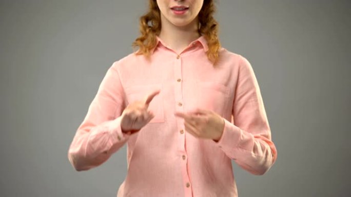 女人用手语说朋友，在asl课程中显示单词，交流