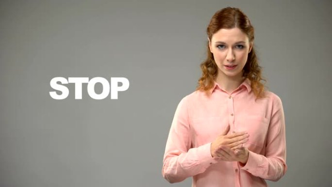 女人说停止使用手语，背景文字，聋人交流