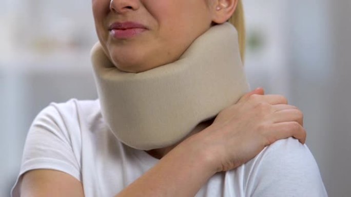 女性在泡沫颈圈中患有强烈的肩部疼痛，创伤