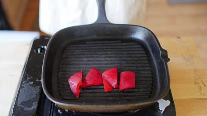 使用平底锅烧烤红辣椒
