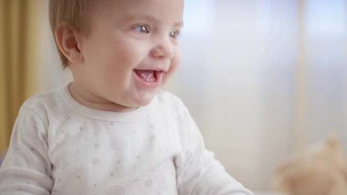 涂微笑的男婴宝宝摄影新生儿可爱玩具