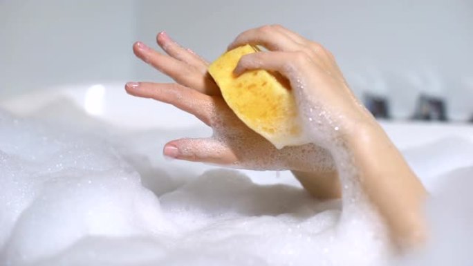女性沐浴用海绵洗手，日常美容程序，皮肤护理