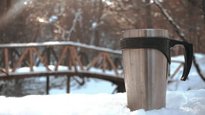 在木桌上喝杯咖啡不锈钢保温杯冬季冬天特写