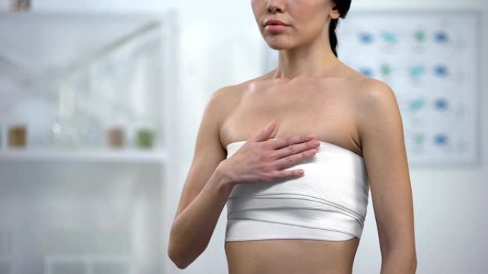 乳房成形术后胸部按压的苗条女性乳房疼痛