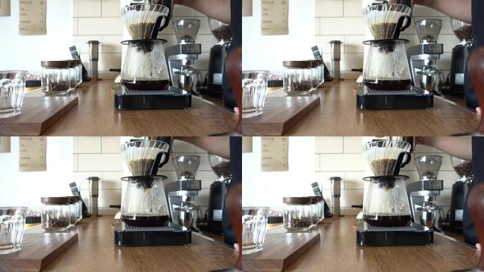 滴水冲泡，过滤咖啡或倒咖啡是一种方法，涉及将水倒在过滤器中包含的烘焙，磨碎的咖啡豆上。