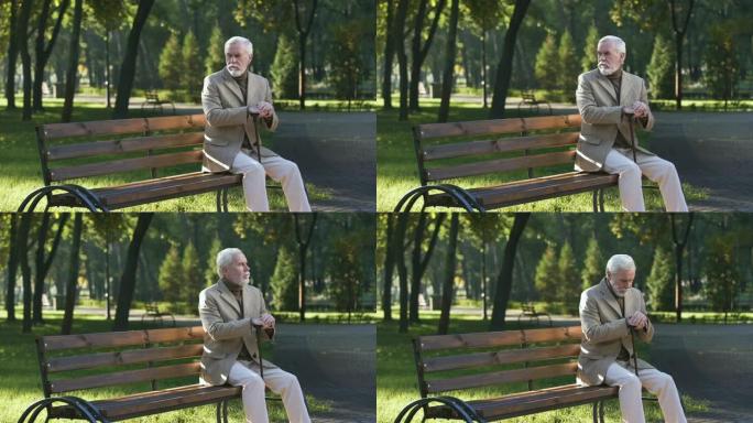 孤独沮丧的老人独自坐在公园里思考生活，养老金领取者