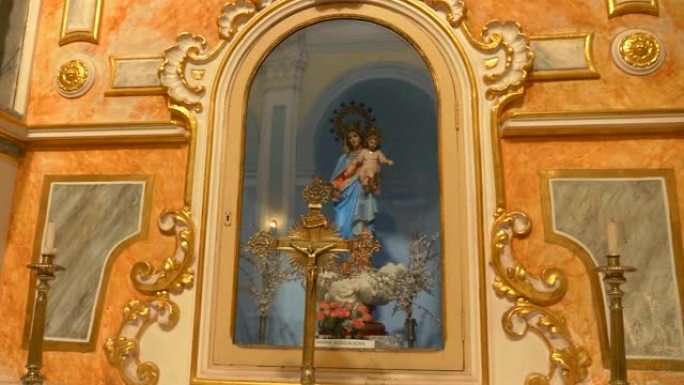 古代教堂内有圣像，圣徒雕像，图片和艺术绘画