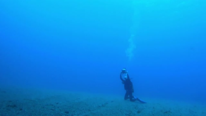 水下慢动作拍摄水下潜水员在海底拍摄