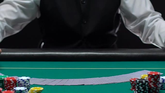 熟练的赌场庄家散布副牌并出现在桌子上，职业
