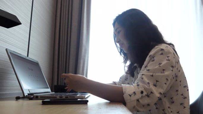 使用信用卡和笔记本电脑进行在线购物的亚洲女性