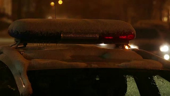 警车在雪地里上路