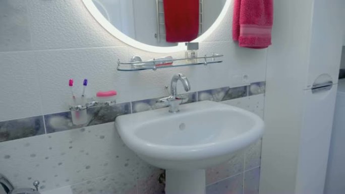 浴室内部: 洗手盆、水龙头、毛巾、带水龙头和淋浴的浴缸