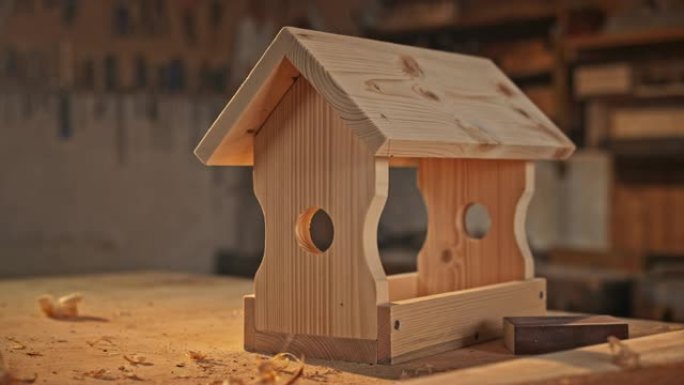 木匠店工作台上的鸟屋
