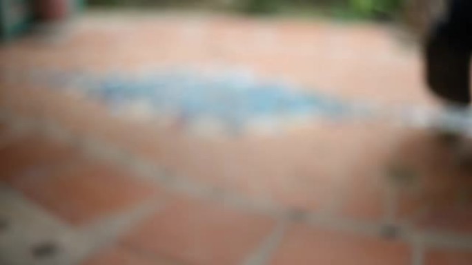 一个带着手提箱的男人。