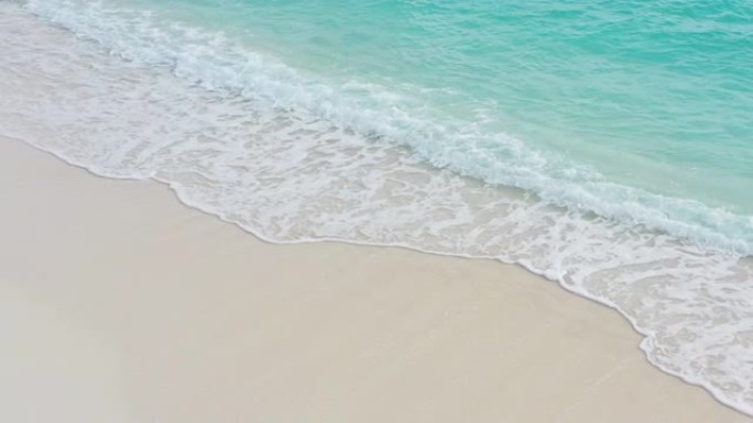 波浪卷起白色沙滩海边大海海水