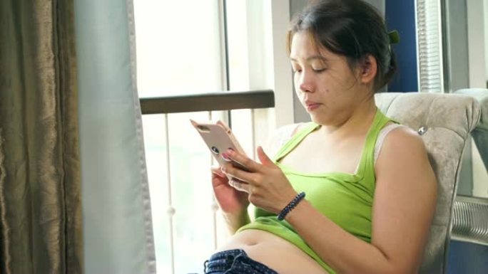 胖女人玩手机智能手机打字线上购物刷微信短