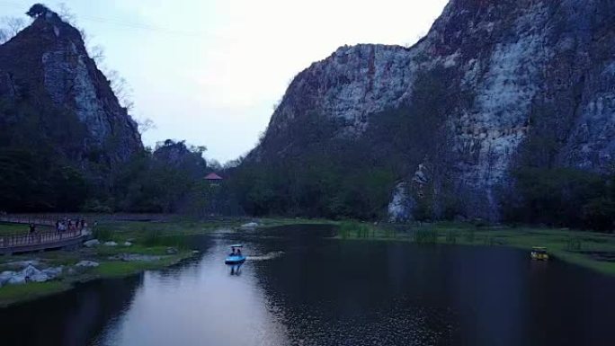 4K: 鸟瞰山Khao Ngu石公园，鸟瞰图的无人机摄像机旅游景点，泰国Ratchaburi省