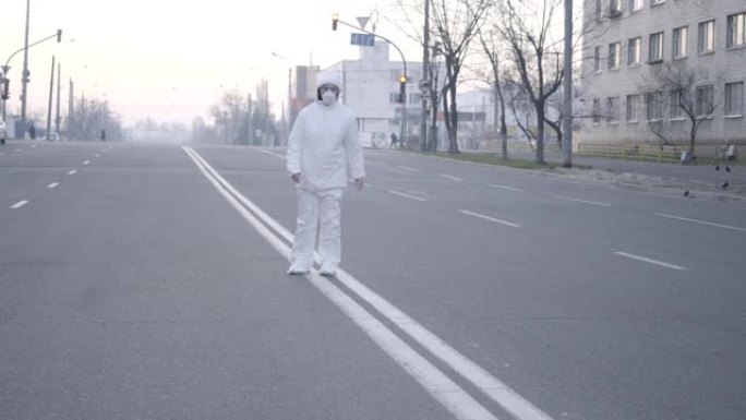 新型冠状病毒肺炎封锁期间，身穿抗病毒服的白人女性在空荡荡的城市道路上跳跃。开朗的年轻女孩在冠状病毒检