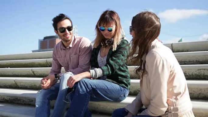 一群在城市街道上聊天的朋友